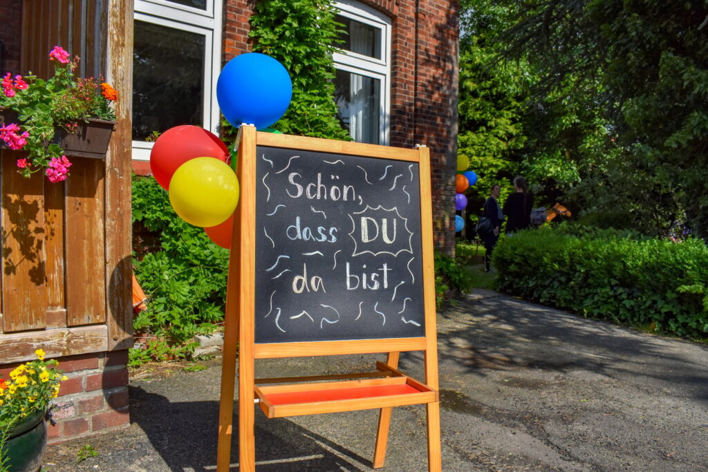 Ein schilf mit der Aufschrift "Schön, dass du da bist"